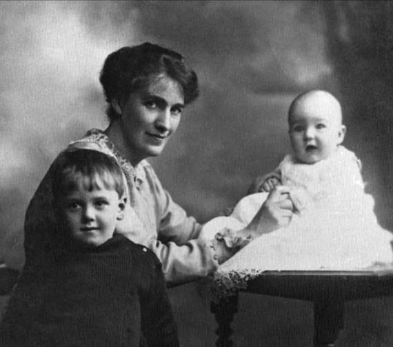 Gert with Colin and baby Lance in 1918